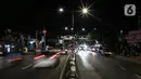 Kondisi lalu lintas pada malam takbiran di Jalan KH Mas Mansyur, Jakarta, Sabtu (23/5/2020). Polisi dikerahkan menjaga Jalan KH Mas Mansyur untuk mengantisipasi adanya takbir keliling di kawasan tersebut. (Liputan6.com/Faiza Fanani)