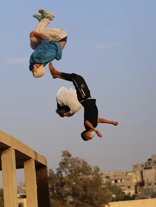 Sejumlah pemuda Palestina yang mengenakan masker berlatih parkour selama pemberlakuan karantina wilayah (lockdown) di tengah wabah COVID-19, di Kota Khan Younis, Jalur Gaza selatan (18/9/2020). (Xinhua/Yasser Qudih)