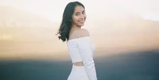 Bisa dibilang postur Clairine sangat langsing. Apalagi ketika ia mengenakan busana crop top, pinggang Clairine tampak langsing. (Foto: instagram.com/clairineclay)