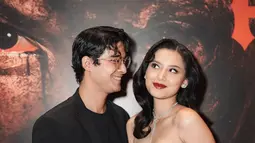 Terlibat cinlok di sinetron Buku Harian Seorang Istri, hubungan Callista Arum dan Cinta Brian makin romantis. Dukung penuh sang kekasih dalam berkarya, Cinta Brian turut menghadiri acara gala premiere film Perjanjian Setan. Cinta Brian tampan dengan setelan jas warna hitam dan kacamata. Berpose menatap Callista sembari pamer senyum manis, pasangan ini tak lepas dari perhatian. (Liputan6.com/IG/@callistarum)