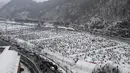 Para peserta memancing ikan trout melalui lubang yang mereka buat di atas sungai beku di Hwacheon, Korea Selatan, Sabtu (7/1/2023). Kontes ini merupakan bagian dari festival es tahunan yang menarik lebih dari satu juta pengunjung setiap tahun. (AP Photo/Ahn Young-joon)