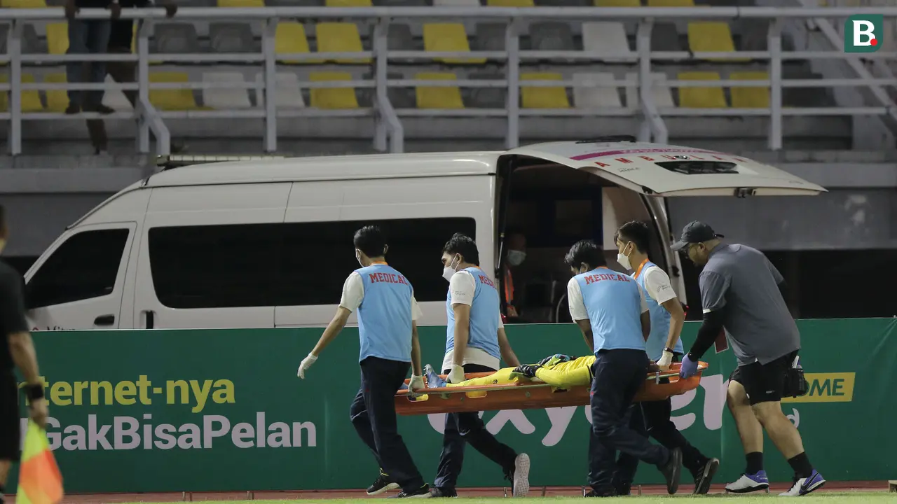 Foto: Momen Tegang dan Mencekam saat Kiper Timnas Indonesia U-20 Cahya Supriadi Alami Cedera dan Ditandu Menuju Ambulans