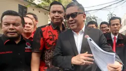 Hasto tiba di Gedung Ditreskrimum sekitar pukul 10.00 WIB didampingi kuasa hukum pribadinya, Patra M. Zen, dan tim kuasa hukum dari PDI Perjuangan. (Liputan6.com/Herman Zakharia)