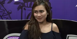 Sebelumnya Jessica Iskandar sempat memposting foto selfie bersama kedua petugas imigrasi yang diduga salah satunya dekat dengan Ayu Ting Ting. Akhirnya Ayu menjelaskan sikap pria yang dekat dengannya itu.