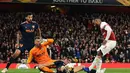 Aksi Alexandre Lacazette atas gol pertama Arsenal pada leg 1, semifinal Liga Europa yang berlangsung di Stadion Emirates, London, Jumat (3/5). Arsenal menang 3-1 atas Valencia. (AFP/Glyn Kirk)