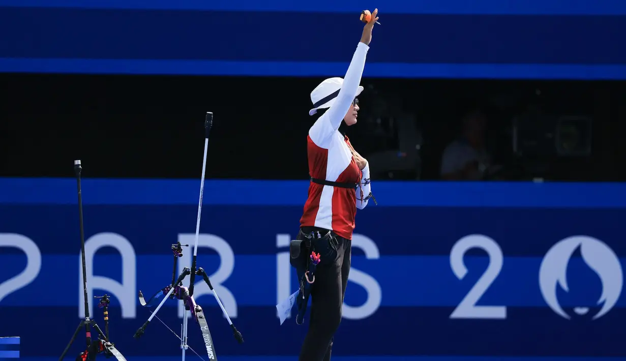 <p>Selebrasi Atlet panahan putri Indonesia, Diananda Choirunisa setelah mengalahkan wakil Amerika Serikat, Catalina Gnoriega pada babak 32 besar nomor individual putri Olimpiade Paris 2024 di Les Invalides Arena, Paris, Selasa (30/7/2024). Diananda Choirunisa menang 6-5. (Dok. NOC Indonesia/Naif Muhammad Al'as)</p>