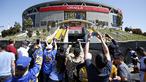 Para suporter mencoba mengambil gambar dari luar Oracle Arena sebelum dimulainya laga final NBA antara Cleveland Cavaliers vs Golden State Warriors. (USA Today/Kelle L Cox)