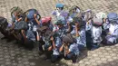 Para murid menggunakan tas untuk pelindung dalam latihan tsunami di Meulaboh (5/9). Sebanyak 24 negara yang berbatasan dengan Samudra Hindia, dari Australia hingga Yaman, mengambil bagian dalam latihan kesiapsiagaan bencana dua tahunan. (AFP Photo/Januar)