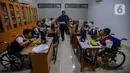 Siswa YPAC setingkat SMP/SMA melakukan kegiatan  belajar aplikasi komputer di Laboratorium Sekolah YPAC di Jakarta, Senin (10/06/2024). Sebanyak 15 siswa dari total 76 siswa YPAC terpilih untuk mengikuti kegiatan belajar menggunakan aplikasi digital di Laboratorium Sekolah YPAC. (merdeka.com / Arie Basuki)