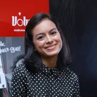 “..awalnya Ayah mau produce, tapi akhirnya nggak, disuruh bikin sendiri. Dia ada kalau perlu input nasehat, dia gak ikut campur produksinya, itu semua dari saya. Makanya saya bilang saya sangat mandiri," ujar Eva Celia. (Galih W. Satria/Bintang.com)