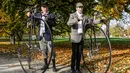 Para penggemar mengenakan pakaian bersejarah dengan sepeda yang mereka sebut penny-farthing, atau yang juga dikenal sebagai high wheel, dalam kompetisi tradisional 'One Mile Race' di Taman Letna, Praha, Republik Ceko, pada 1 November 2025. Untuk ikut ambil bagian dalam perlombaan ini, peserta diwajibkan mengenakan kostum sejarah. (Michal Cizek/AFP)
