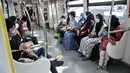 Warga menaiki transportasi Light Rail Transit (LRT) Jakarta, Rabu (22/6/2022). Layanan gratis tarif angkutan umum seperti Transjakarta, MRT, LRT dalam rangka merayakan HUT ke-495 DKI Jakarta disambut antusias oleh warga yang ingin menikmatinya bersama keluarga. (merdeka.com/Iqbal S. Nugroho)
