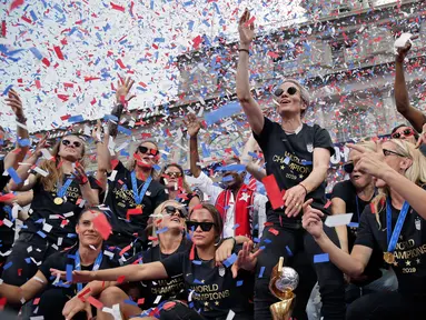 Pemain timnas sepak bola wanita Amerika Serikat (AS), Megan Rapinoe (tengah) bersama rekan-rekannya merayakan kemenangan pada Piala Dunia Wanita 2019 saat parade di New York, AS, Rabu (10/7/2019). AS menjuarai Piala Dunia Wanita 2019 usai mengalahkan Belanda di final. (AP Photo/Seth Wenig)