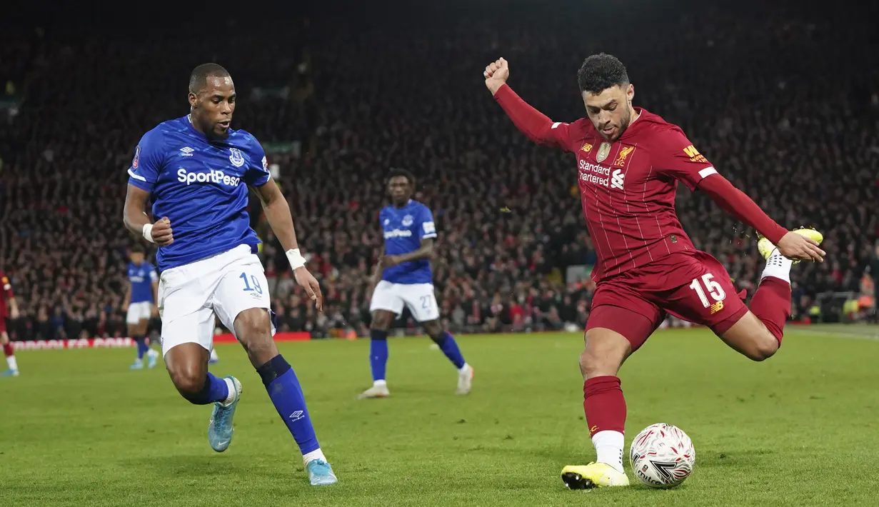 Gelandang Liverpool,  Alex Oxlade-Chamberlain berusaha mengumpan bola dari kawalan pemain Everton, Djibril Sidibe pada pertandingan babak ketiga Piala FA di Anfield, Inggris, Minggu (5/1/2019). Liverpool menang tipis atas Everton 1-0. (AP Photo/Jon Super)