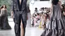 Model memeragakan busana rancangan desainer Sapto Djojokartiko di Jakarta, Kamis (20/9). Sapto memamerkan 70 busana Spring/Summer 2019 untuk merayakan 10 tahun karyanya di dunia fesyen. (Liputan6.com/Herman Zakharia)