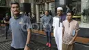 Hansamu Yama Pranata, Evan Dimas Darmono (kanan), dan asisten pelatih, Wolfgang Pikal, berjalan menuju masjid dekat Hotel Grand Fourwings, Bangkok, untuk menjalankan sholat Jumat (16/12/2016). (Bola.com/Vitalis Yogi Trisna)