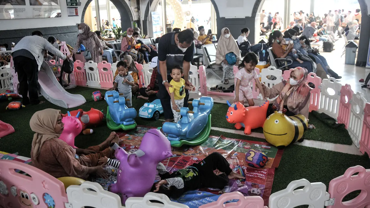Puncak Arus Mudik Lebaran Idul Fitri di Stasiun Pasar Senen