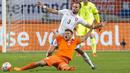 Georginio Wijnaldum (C) of the Netherlands fights for the ball with Vladimir Darida selama pertandingan Grup A kualifikasi Euro 2016 di Amsterdam, Belanda, Rabu (14/10/2015). Belanda kalah dengan skor  2-3. (REUTERS/Toussaint Kluiters)
