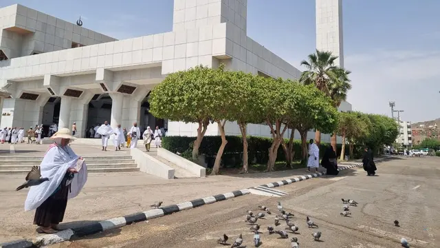 Jemaah yang hendak melakukan umrah sunah bisa mengambil miqat di Masjid Aisyah di Tan'im. Jarak antara masjid di Tan'im dengan Masjidil Haram sekitar 7 kilometer.