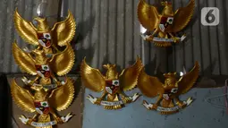 Sejumlah kerajinan lambang Garuda Pancasila di bengkel rumahan, Jakarta, Kamis (13/8/2020). Menko bidang Perekonomian Airlangga Hartanto memaparkan anggaran Pemulihan Ekonomi Nasional (PEN) dalam bentuk bantuan bagi UMKM tercatat Rp32,5 triliun per 3 Agustus 2020. (merdeka.com/Imam Buhori)
