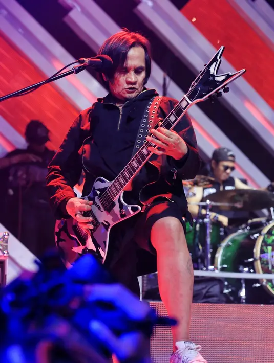 Sekitar lima tahun grup musik lawas Jamrud jarang muncul di televisi. Grup ini lebih banyak tampil dari panggung ke panggung. Bahkan, mengaku lebih enjoy dalam acara off air. Karena bisa tampil lebih bebas. (Adrian Putra/Bintang.com)