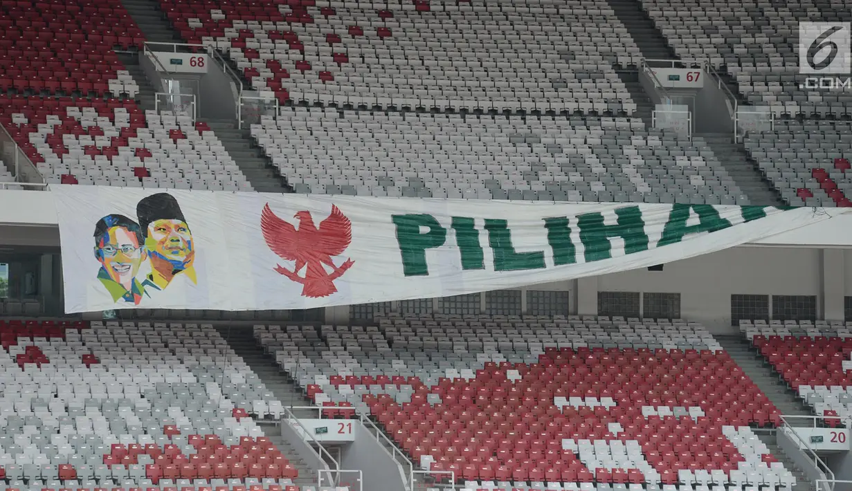 Spanduk berlogo wajah pasangan capres-cawapres nomor urut 02 Prabowo Subianto-Sandiaga Uno terpasang di tribun Stadion Utama Gelora Bung Karno (SUGBK), Jakarta, Sabtu (6/4). Prabowo dan Sandiaga akan melakukan kampanye akbar di stadion GBK pada Minggu 7 April 2019. (merdeka.com/Imam Buhori)