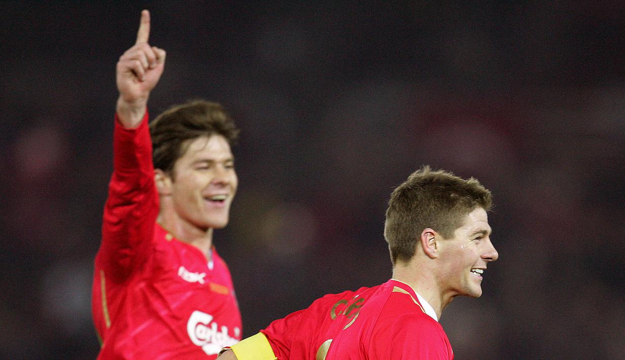 Xabi Alonso - Pemain asal Spanyol ini merupakan duet maut Steven Gerrard di lini tengah Liverpool. Kombinasi keduanya berhasil mempersembahkan trofi Liga Champions 2005 yang populer dengan sebutan The Miracle of Istanbul. (AFP/ Kazuhiro Nogi)