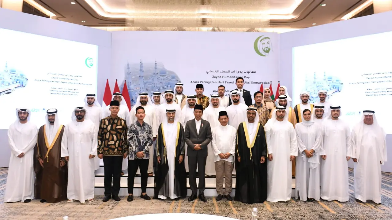 Presiden Joko Widodo atau Jokowi menghadiri peringatan Zayed Humanitarian Day yang digelar di Swis-bel Hotel, Kota Surakarta, Jawa Tengah, Senin (10/4/2023) malam.