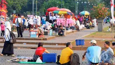 Kondisi kawasan Monumen Nasional (Monas), Gambir, Jakarta Pusat, belum steril dari pedagang kaki lima (PKL) (Liputan6.com/Herman Zakharia)