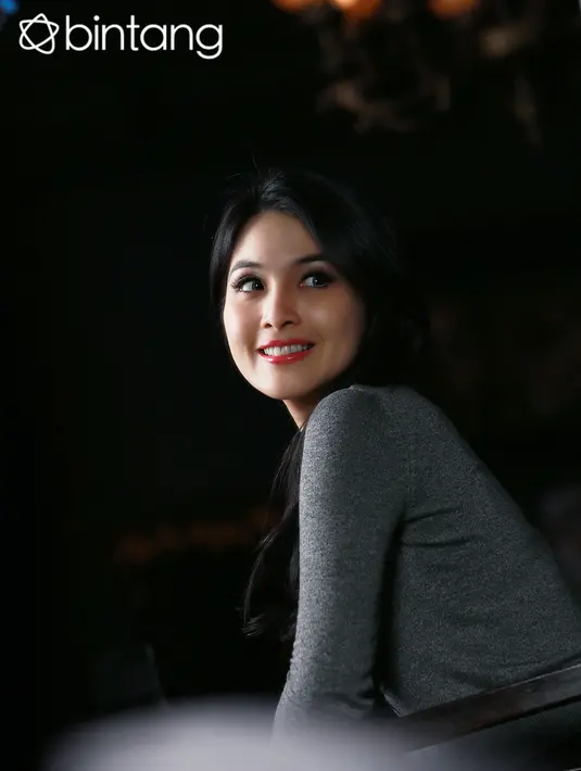 Saat berbincang eksklusif dengan bintang.com, Sandra Dewi banyak cerita tentang Natal saat kecil dan kekasihnya. (Deki Prayoga/Bintang.com)