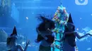 Penyelam berkostum putri duyung menghibur anak-anakdi dalam air yang dihiasi pohon natal di Jakarta Aquarium dan Safari, Mal Neo Soho, Grogol, Jakarta, Kamias (24/12/2020). Pertunjukan tersebut untuk mengisi libur Natal dan Tahun Baru 2021. (Liputan6.com/Angga Yuniar)