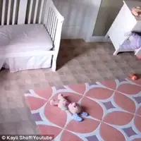 Mungkin ikatan batin antara mereka yang memberi kekuatan pada anak kembar ini untuk saling menolong. (Foto: dailymail.co.uk)