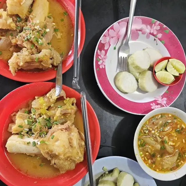 Rekomendasi Tempat Makan Lontong Kikil Enak di Surabaya