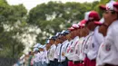 Sejumlah siswa berbaris mengikuti upacara Hari Kesaktian Pancasila, di Halaman Monumen Pancasila Sakti, Jakarta, Minggu (1/10). Sejumlah pelajar mulai dari SD hingga SMA terpilih turut memeriahkan upacara ini. (Liputan6.com/Faizal Fanani)