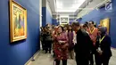 Presiden RI ke-5 Megawati Soekarnoputri mendengarkan penjelasan dari Kurator seni di Galeri Nasional, Jakarta, Kamis (10/8). Kedatangan Megawati untuk melihat pameran lukisan koleksi Istana yang bertema 'Senandung Ibu Pertiwi'. (Liputan6.com/Johan Tallo)