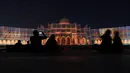 Bangunan ikonik kota Sharjah diterangi lampu warna-warni selama festival cahaya Sharjah di Uni Emirat Arab, 13 Februari 2019. Festival yang diselenggarakan setiap tahun ini sukses menarik ribuan pengunjung dari dalam maupun luar neger.i (KARIM SAHIB/AFP)