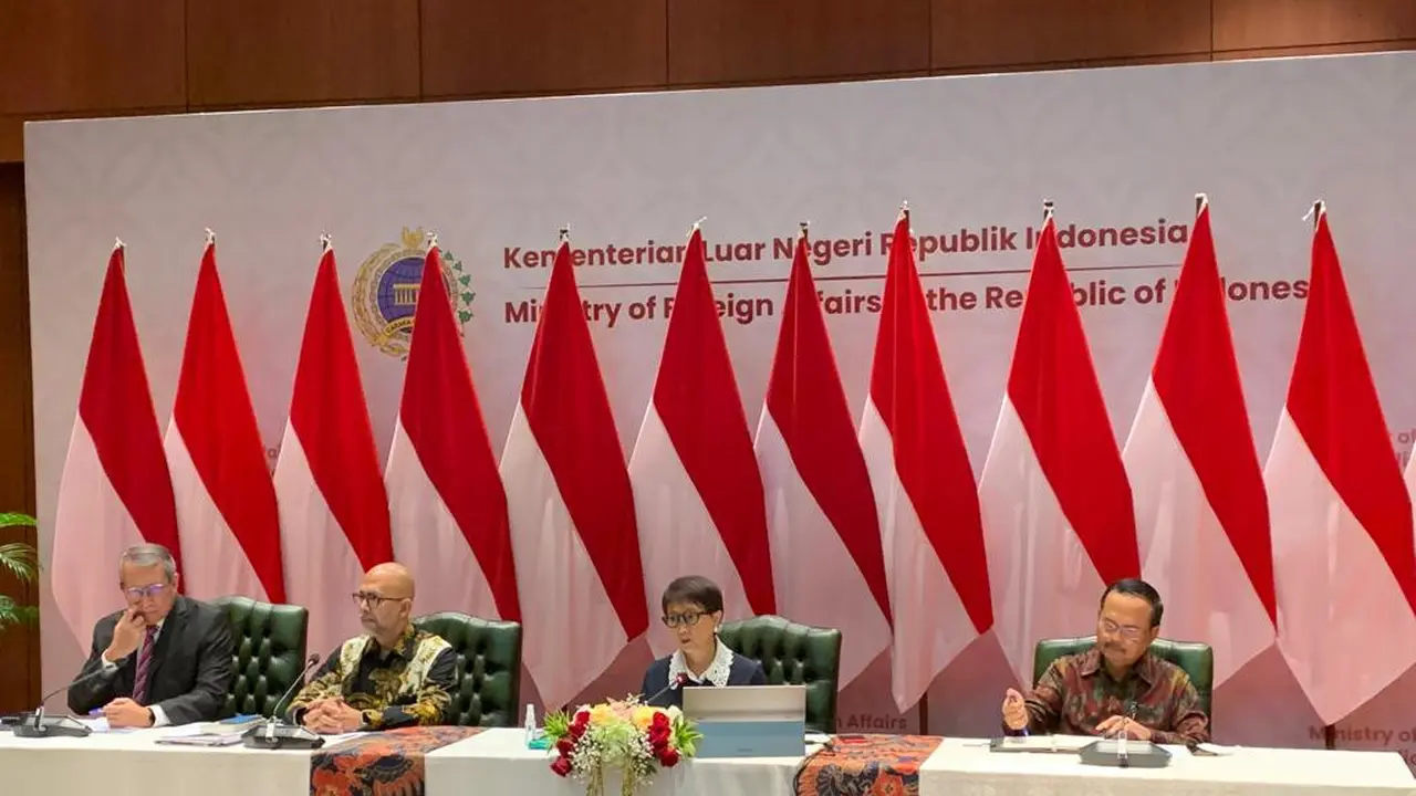 Press briefing Kementerian Luar Negeri oleh Menteri Luar Negeri Retno Marsudi, Duta Besar Arto, Duta  Besar Triansyah Djani, dan Duta Besar Ngurah Swajaya pada Rabu (5/4/2023).