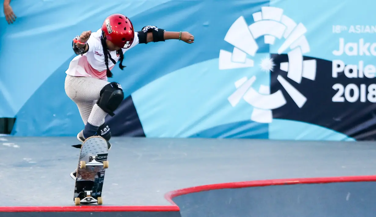 Skateboarder Indonesia Aliqqa Novvery melakukan gerakan trik pada sesi latihan di arena roller sport Jakabaring Sport City, Palembang, Senin (27/8). Aliqqa (9) menjadi atlet termuda Indonesia di Asian Games 2018. (ANTARA FOTO/INASGOC/M N Kanwa)