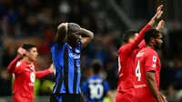 Romelu Lukaku tertunduk lesu usai Inter dikalahkan Monza di Liga Italia (AFP)