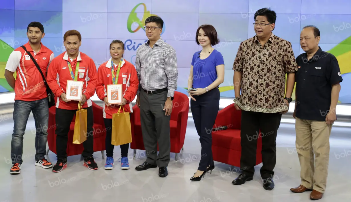 Eko Yuli Irawan dan Sri Wahyuni Agustiani mendapat penghargaan dari Emtek Group yang diserahkan oleh Vice President Director Emtek Group, Sutanto Hartono (tengah), saat hadir di Studio SCTV, SCTV Tower, Jakarta, Selasa (16/8/2016). (Bola.com/Arief Bagus)