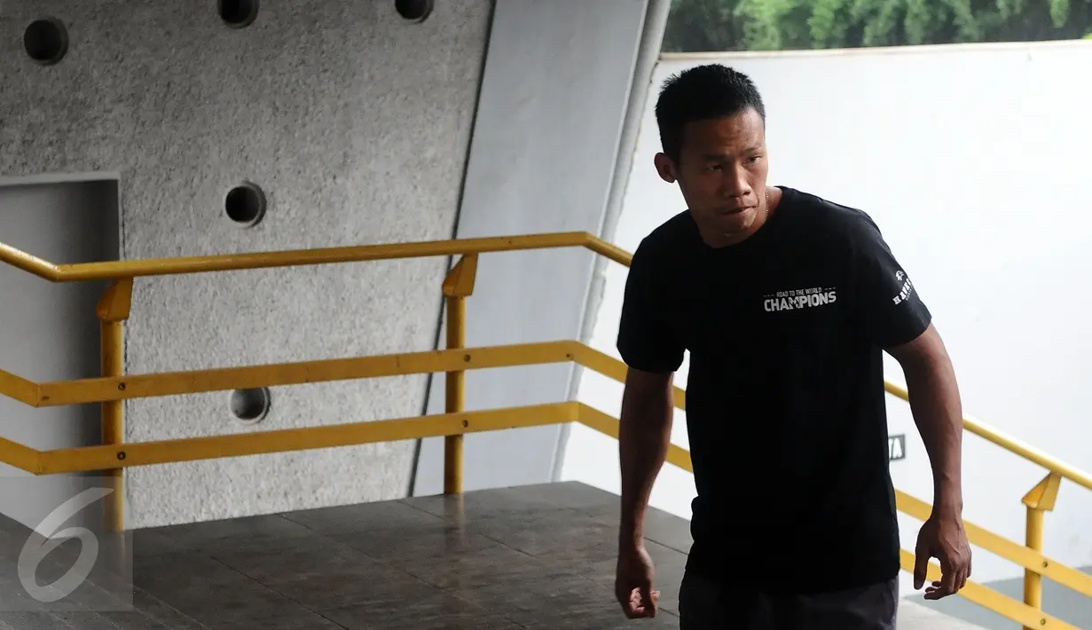 Petinju Indonesia, Daud Yordan bersiap menaiki tangga usai berlatih di Sasana PB Pertina, Jakarta, Rabu (3/2/2016). Daud akan melawan Yoshitaka Kato dalam laga kelas ringan WBO "Road to the World Champions", Jumat (5/2). (Liputan6.com/Helmi Fithriansyah)
