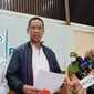 Penjabat (Pj) Gubernur DKI Jakarta, Heru Budi Hartono saat meninjau korban kebakaran depo pertamina Plumpang di RSUD Koja. (Dok. Merdeka.com/Rahmat Baihaqi)