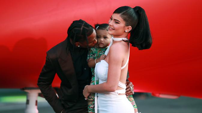 Travis Scott (kiri) berpose bersama Kylie Jenner (kanan) dan anak mereka Stormi Webster (tengah) saat menghadiri pemutaran perdana Netflix 