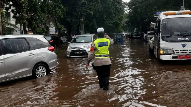 Banjir yang menggenangi sebuah jalan di Jakarta Pusat, Selasa (18/1/2022)