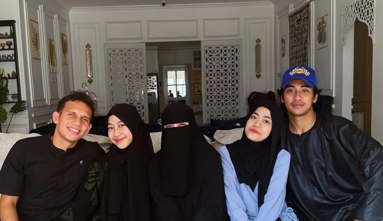 Umi Pipik bersama anak-menantunya tampil kompak dengan perpaduan busana hitam dan biru [@_ummi_pipik_]