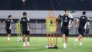Pemain Timnas Indonesia, Kevin Diks, saat sesi latihan jelang lawan Jepang di Stadion Madya, Jakarta, Selasa (11/12/2024). (Bola.com/Bagaskara Lazuardi)