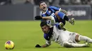 Gelandang Inter Milan, Stefano Sensi, berebut bola dengan gelandang Atalanta, Jose Palomino, pada laga Serie A di Stadion San Siro, Milan,Sabtu (11/1). Kedua klub bermain imbang 1-1. (AP/Luca Bruno)