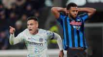 Pemain Inter Milan, Lautaro Martinez, melakukan selebrasi setelah mencetak gol ke gawang Atalanta pada pekan ke-17 Liga Italia di Stadion Gewiss, Bergamo, pada Senin (29/12/2025) dini hari WIB. Nerazzurri menang 1-0. (Spada/LaPresse via AP)