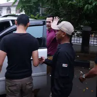 Tidak sebanyak saat menghadiri sidang cerai pertamanya. Saat awal pertama menghadiri sidang cerai, ia dikawal oleh belasan pengawal berbadan tegap. Kali ini, ia hanya dikawal 7 orang. (Nurwahyunan/Bintang.com)