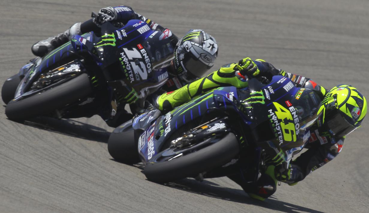 Pembalap Monster Yamaha, Valentino Rossi, saat beraksi pada MotoGP Andalusia di Sirkuit Jerez, Minggu (26/7/2020). Fabio Quartararo berhasil finis pertama dengan catatan waktu 41 menit 22,666 detik. (AP Photo/David Clares)